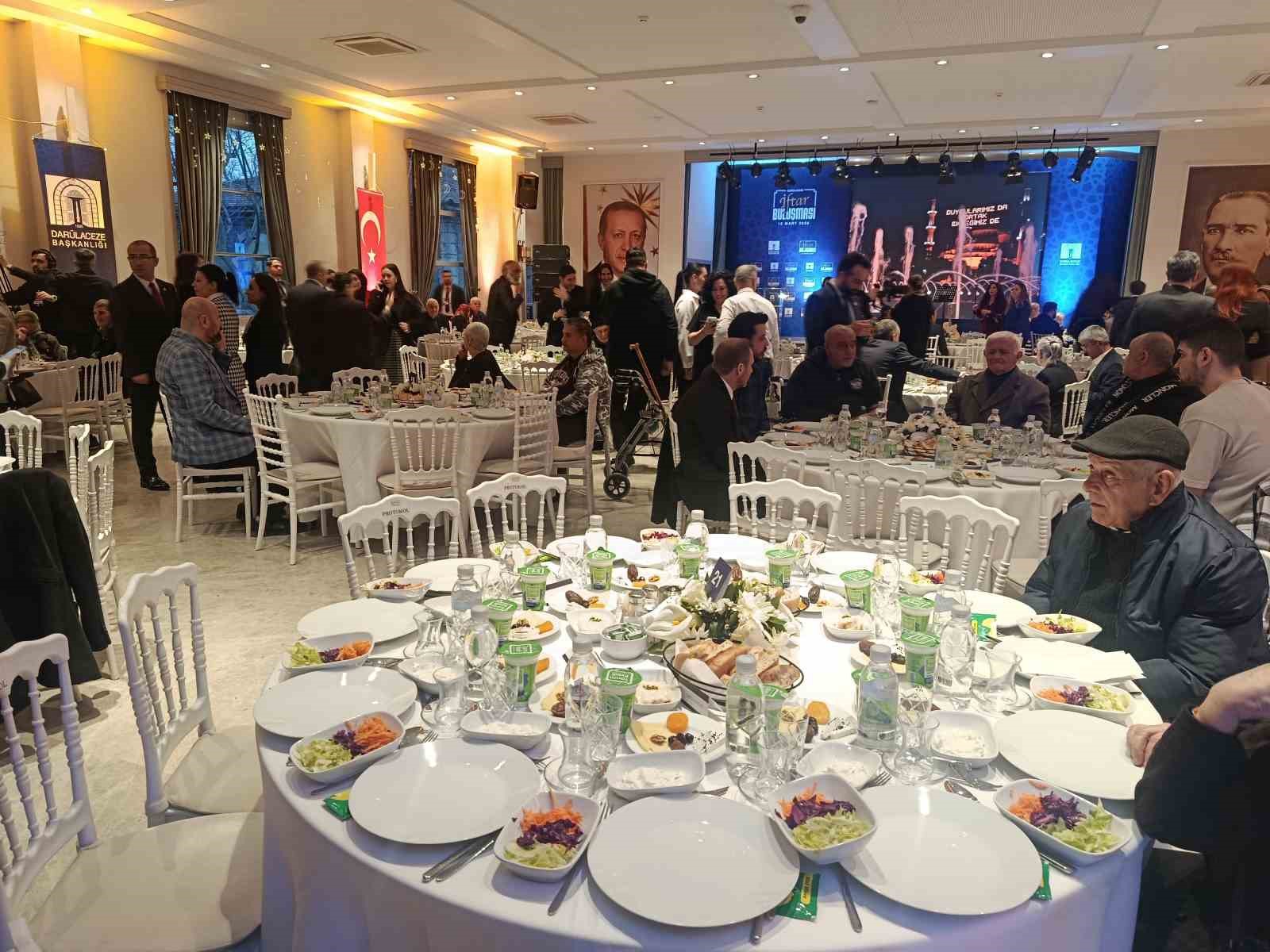 Spor camiası ve ünlü isimler Darülaceze sakinleriyle iftarda buluştu 4 spor camiasi ve unlu isimler darulaceze sakinleriyle iftarda bulustu 0 HGzvwnTv