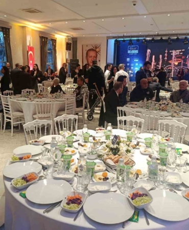 spor-camiasi-ve-unlu-isimler-darulaceze-sakinleriyle-iftarda-bulustu-7Npt1WtT.jpg