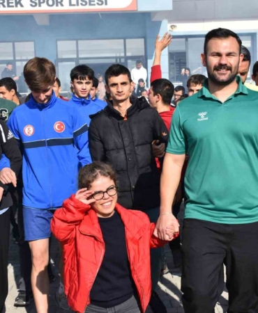 spor-lisesi-ogrencileri-engelli-ogrencileri-agirladi-SAiQefqg.jpg