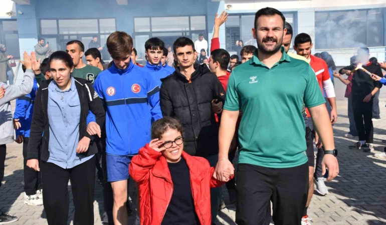 spor-lisesi-ogrencileri-engelli-ogrencileri-agirladi-SAiQefqg.jpg
