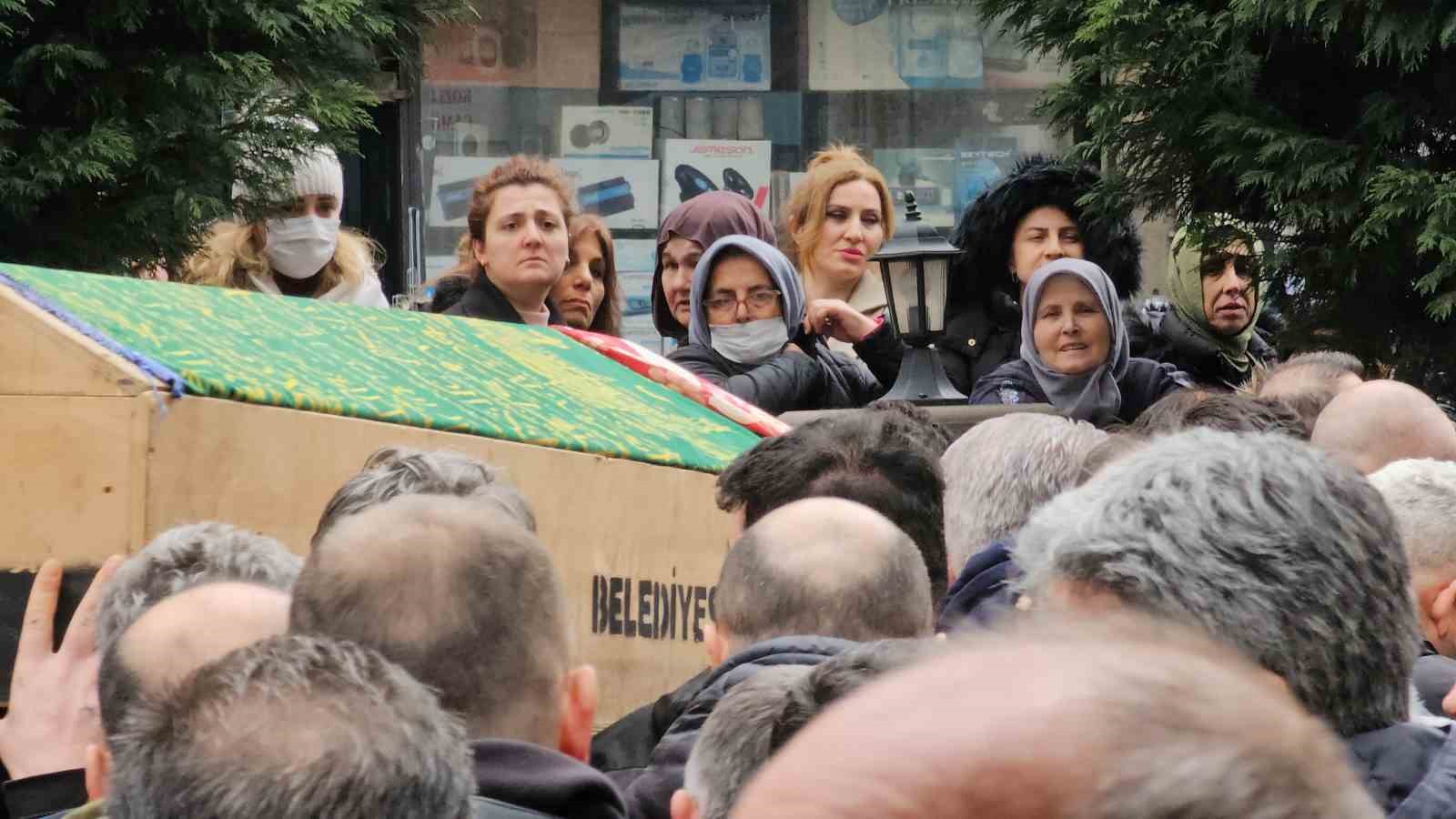 spor salonunda fenalasip hastanede olen hemsire 9 ay once olen oglunun yanina defnedildi 1