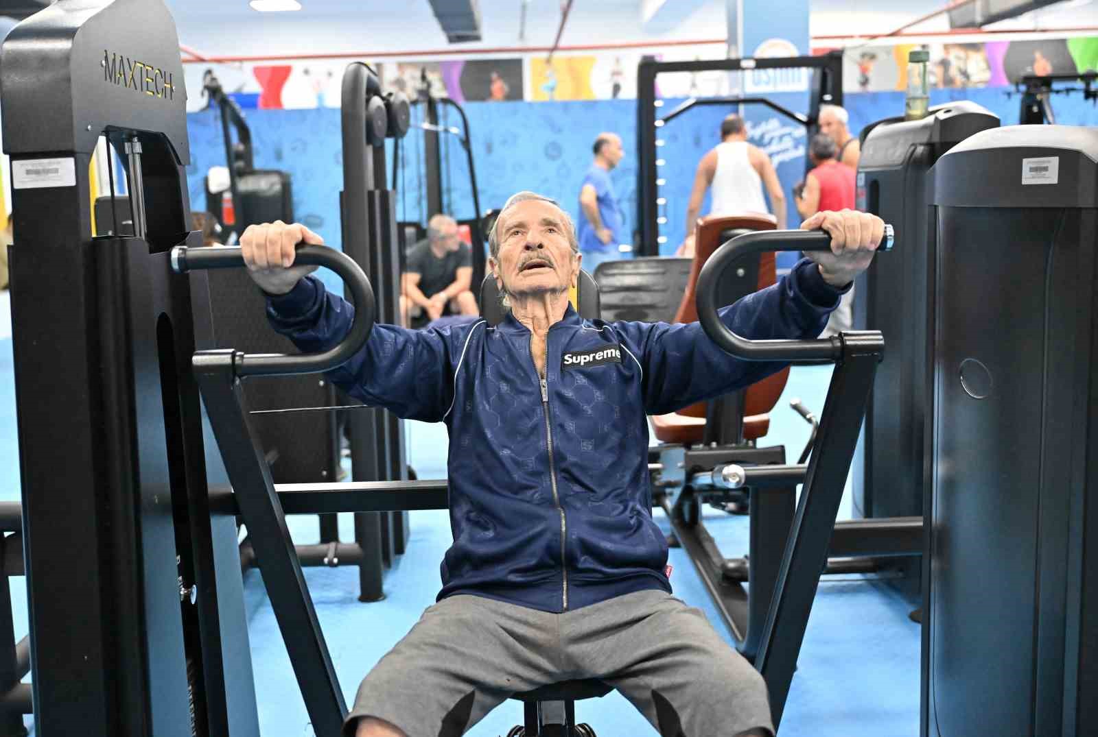 Spor tutkunu 86 yaşındaki ’süper dede’, gençlere taş çıkartıyor 4 spor tutkunu 86 yasindaki super dede genclere tas cikartiyor 0 m8AsVTSq