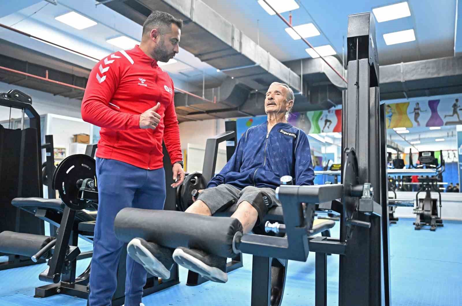 Spor tutkunu 86 yaşındaki ’süper dede’, gençlere taş çıkartıyor 6 spor tutkunu 86 yasindaki super dede genclere tas cikartiyor 2 7hGI1cW9