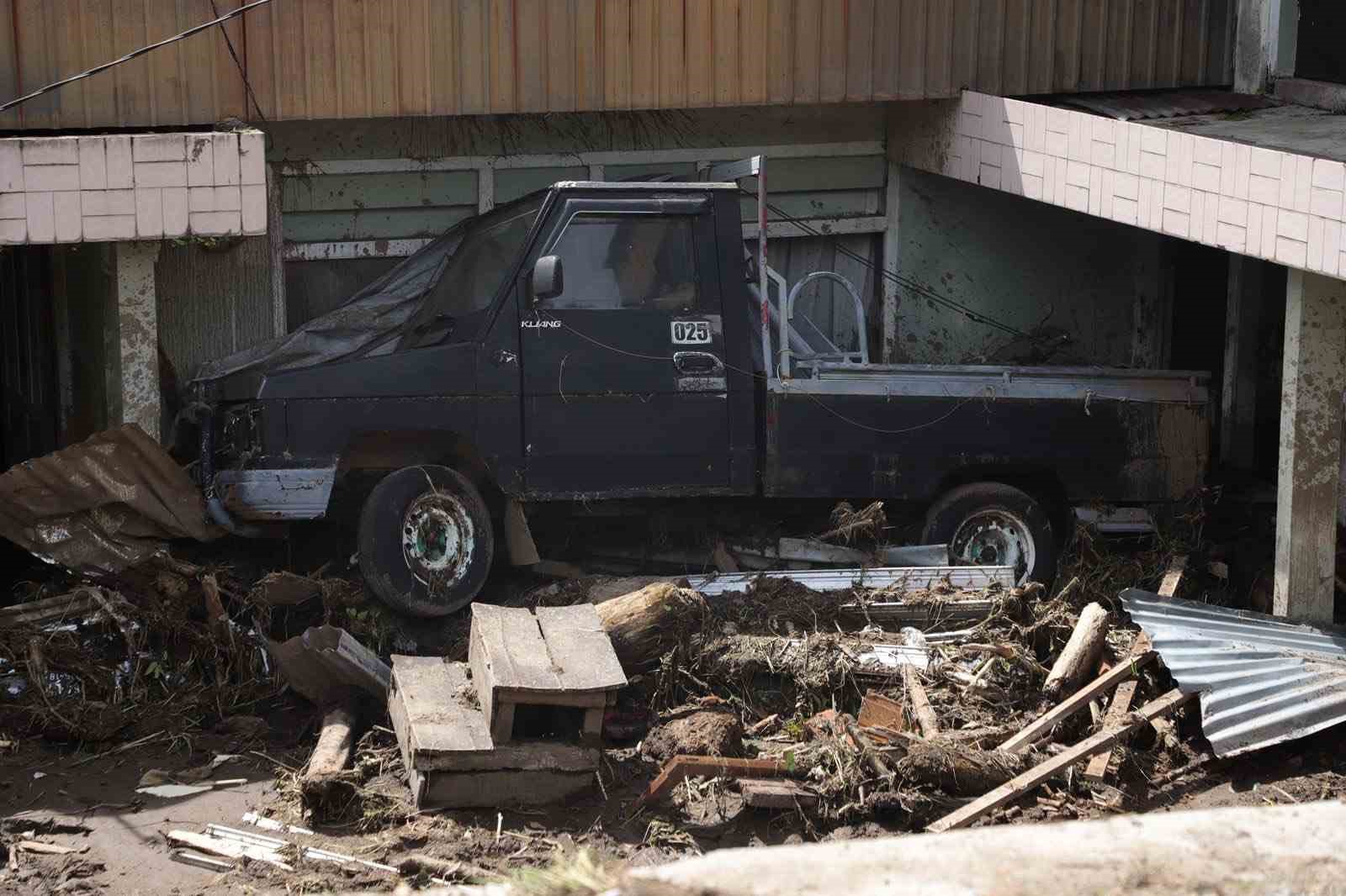 sri lankadaki sel ve toprak kaymalarinda can kaybi 334e yukseldi 11 85y4gY7n