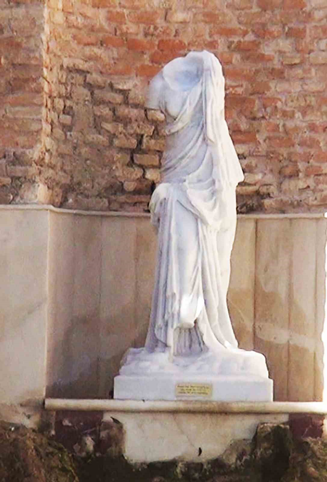 stratonikeia antik kentindeki roma hamamina ziyaretci akini 4 fQCdjdaF