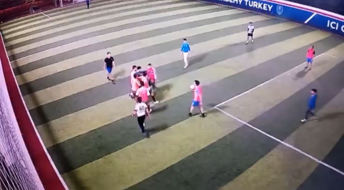 stres atmak icin gittikleri hali saha macinda yumruklar konustu 2 XZj1u6ib