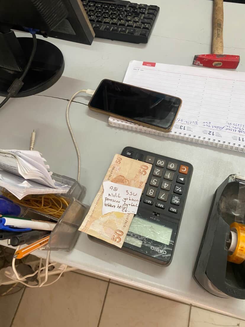 su alan genclerin 50 tl ile birlikte biraktiklari hakkini helal et notu esnafi duygulandirdi 9MUbsBng