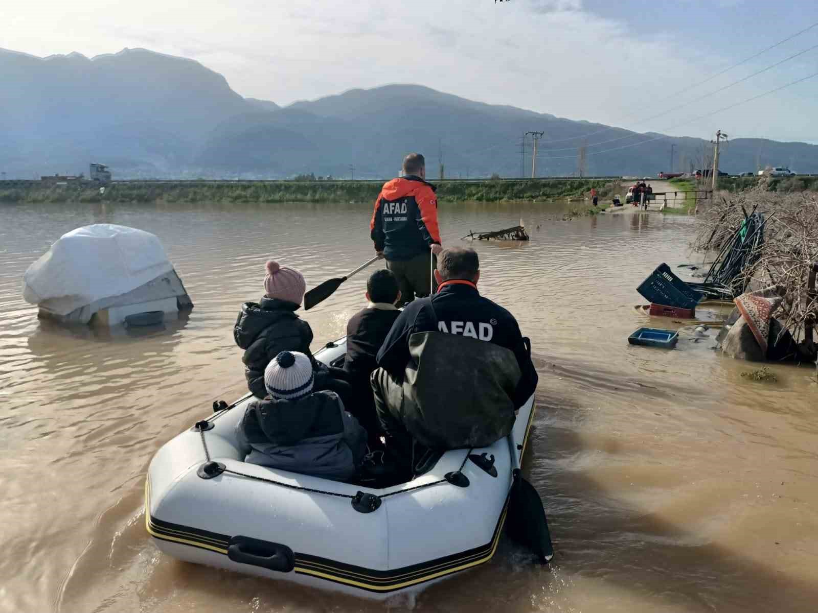su baskininda mahsur kalan 4u cocuk 5 kisi kurtarildi 3