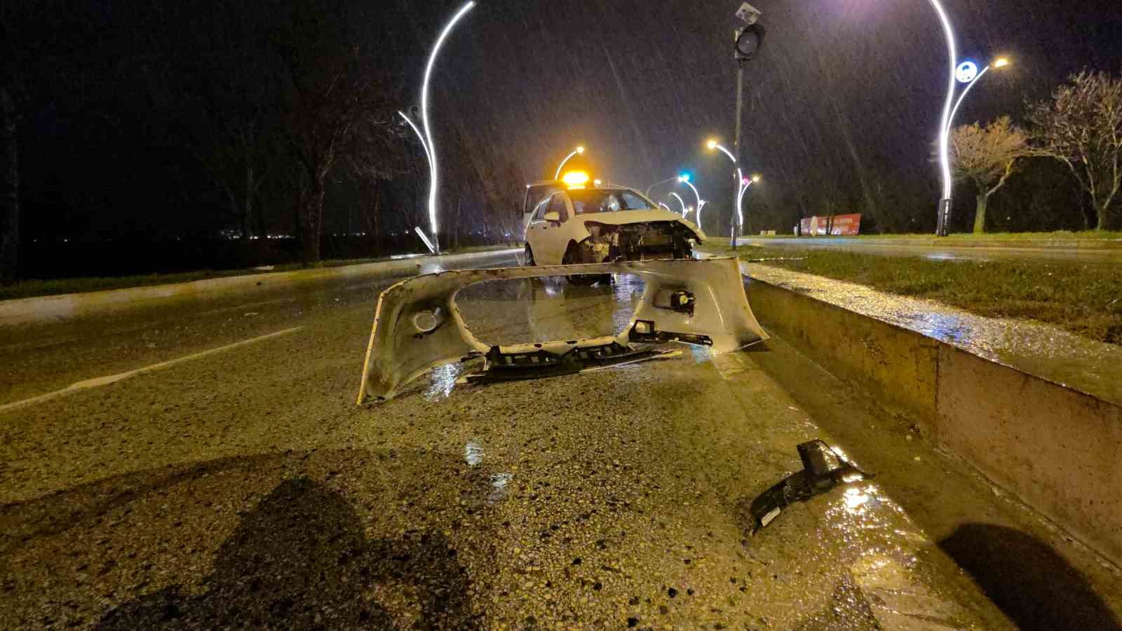 su birikintisi kazaya sebep oldu otomobil once direge sonra kaldirima carpti 0 qtvEbvA2
