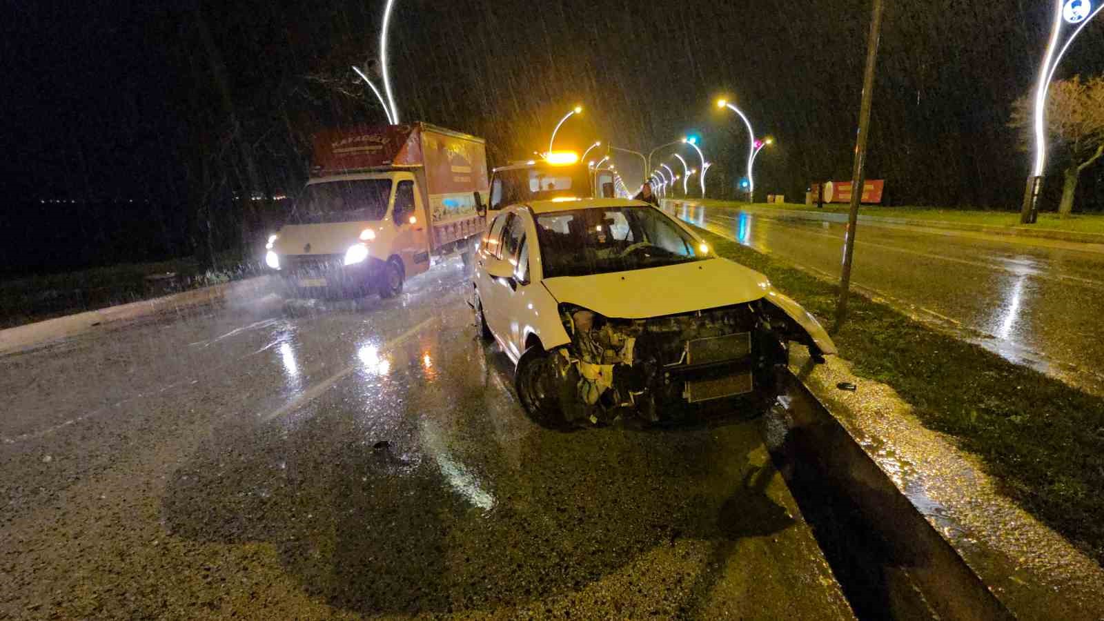 su birikintisi kazaya sebep oldu otomobil once direge sonra kaldirima carpti 1 tc7tsR79