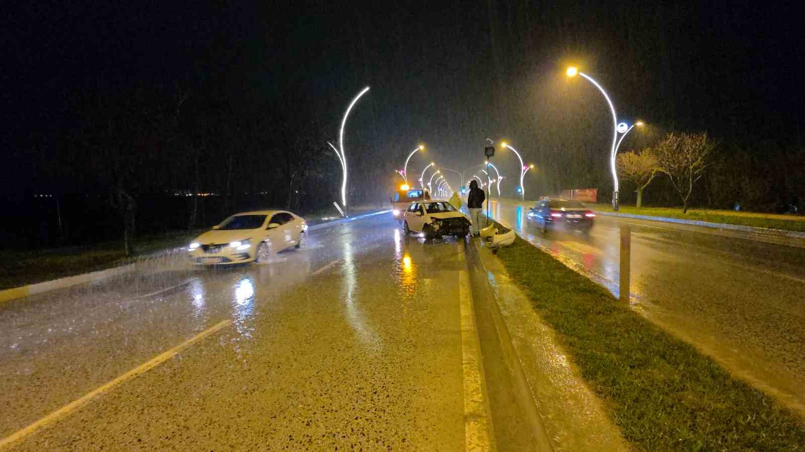 su birikintisi kazaya sebep oldu otomobil once direge sonra kaldirima carpti 2 BD5vVZZS