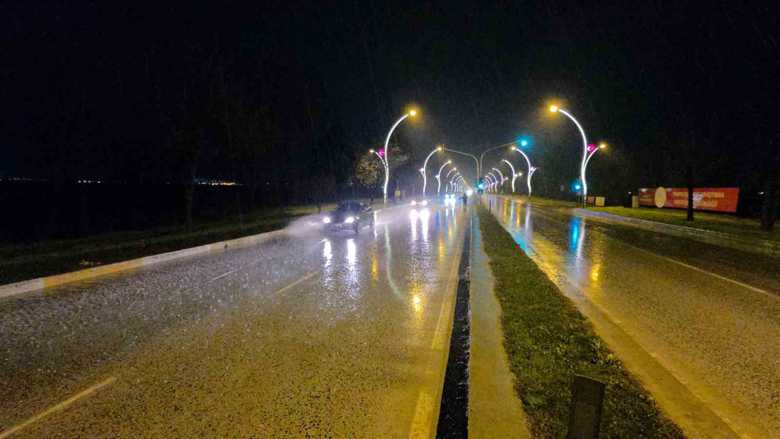 su birikintisi kazaya sebep oldu otomobil once direge sonra kaldirima carpti 3 Vl8vv1Tz