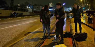 su-birikintisine-giren-motosikletli-yere-kapaklandi-a3elB8QT.jpg