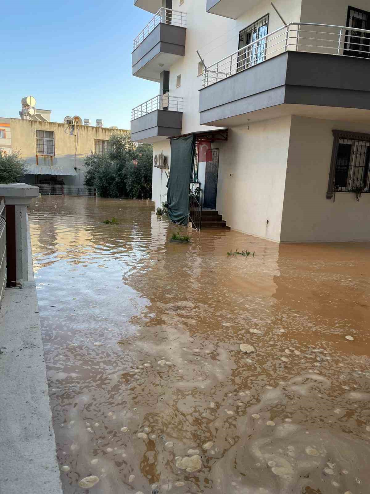 su borusu patladi site bahceleri suya gomuldu 3