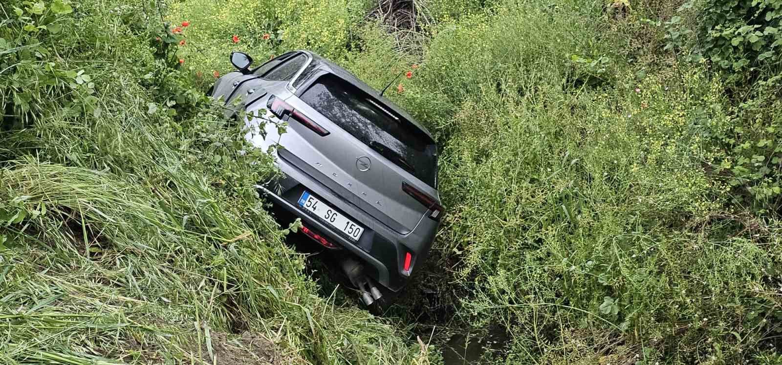 su kanalina devrilen otomobildeki 2 kisi yaralandi 0 IFh18l2y