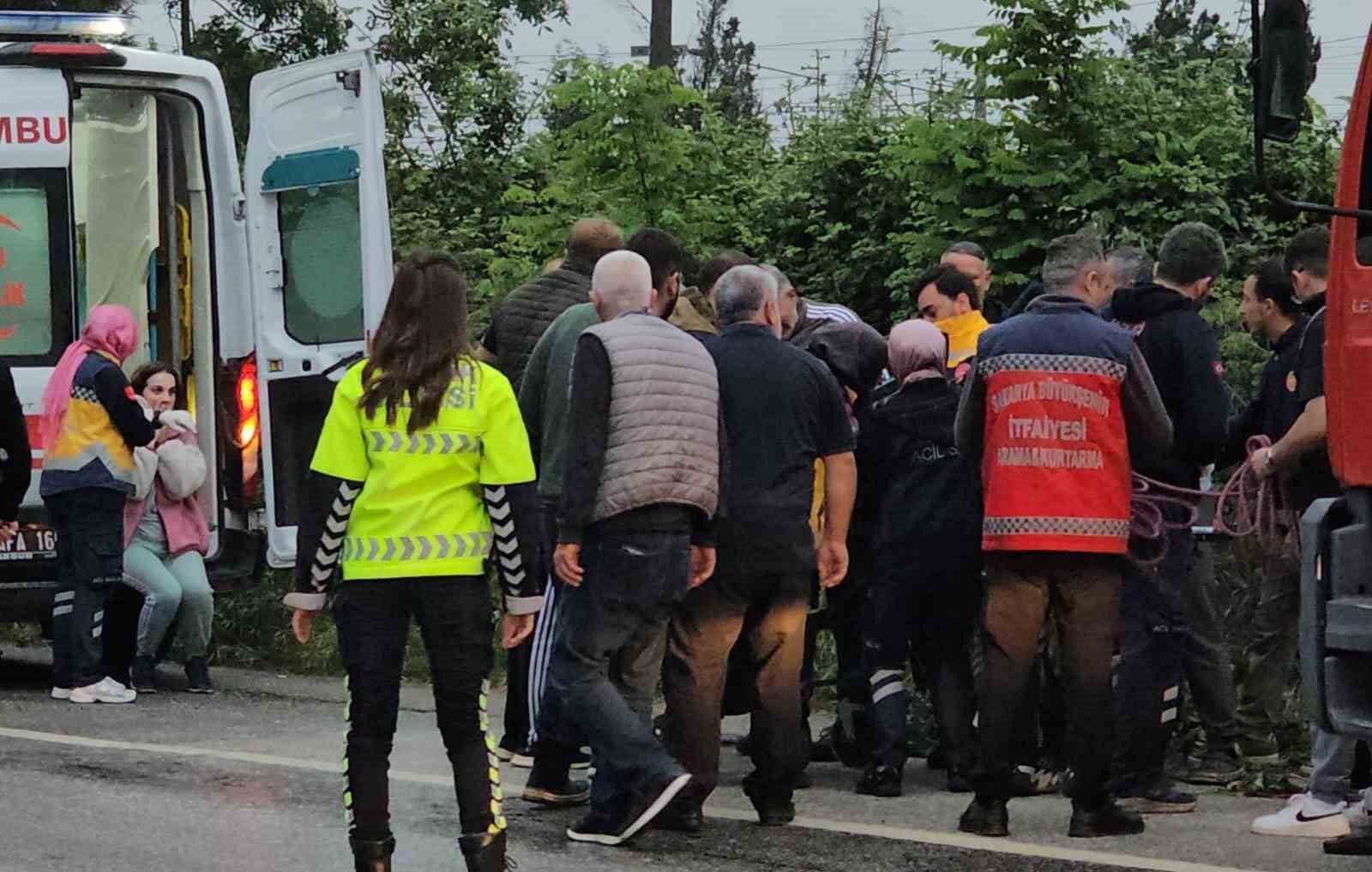 su kanalina devrilen otomobildeki 2 kisi yaralandi 1 JFrW8N1v