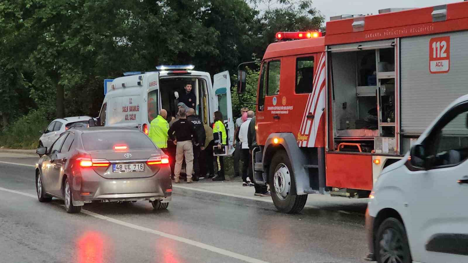 su kanalina devrilen otomobildeki 2 kisi yaralandi 3 gQ3ELpyZ