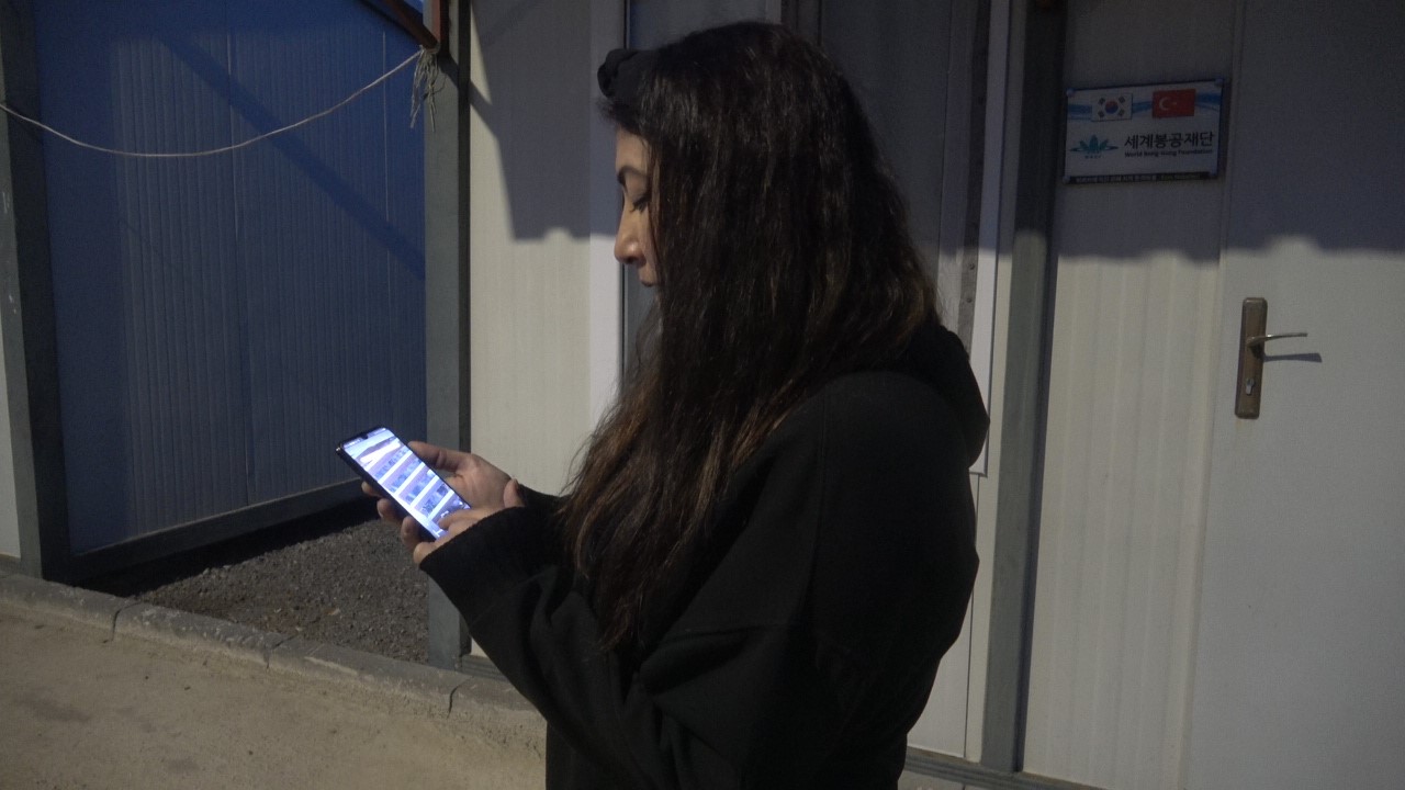 su kanalinda dogum yapan kedi ve 3 yavrusunun yeni yuvasi depremzede ailenin konteyneri oldu bYAjAzYV