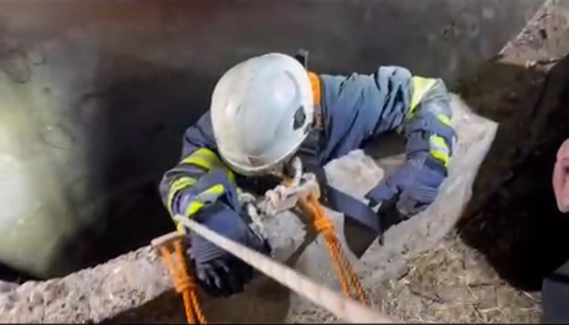 su kuyusuna dusen cakali itfaiye ekipleri kurtardi 0 kUgIMDzr