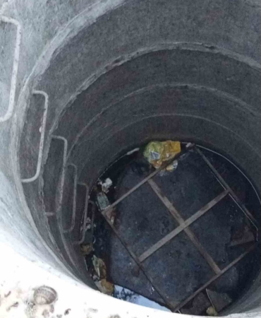 su-kuyusunda-mahsur-kalan-yavru-kedi-kurtarilarak-annesine-teslim-edildi-ScdDqA1t.jpg