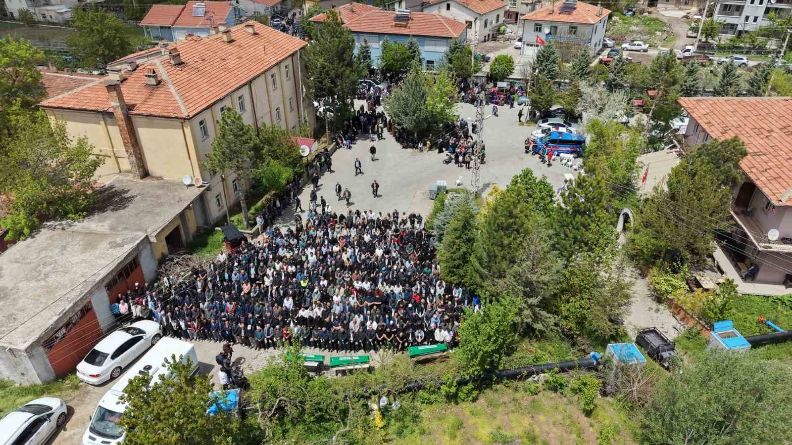 Su kuyusundaki temizlik faciasında ölen 3 kişi son yolculuğuna uğurlandı 5 su kuyusundaki temizlik faciasinda olen 3 kisi son yolculuguna ugurlandi 1 MD2EKktc