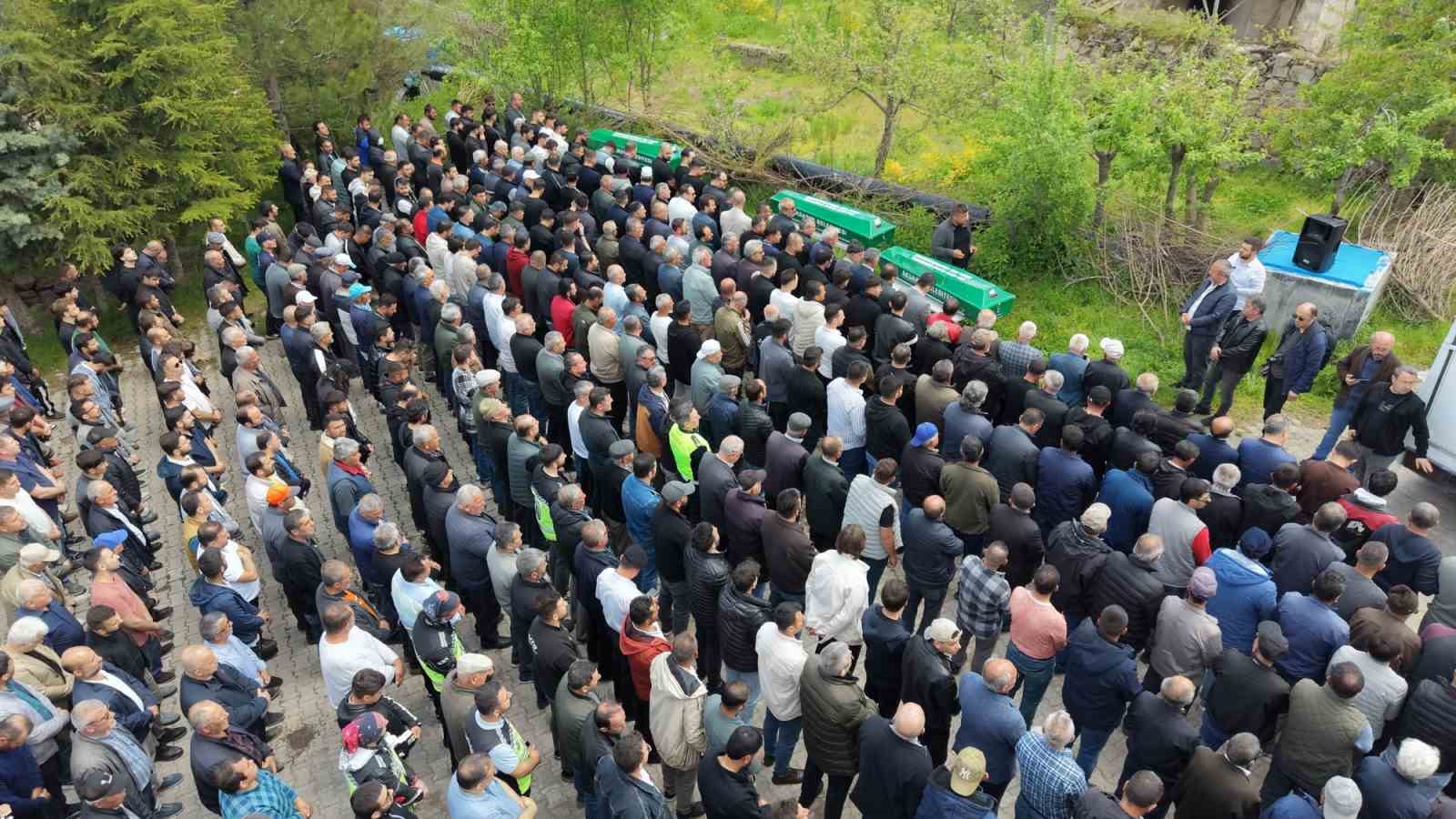 Su kuyusundaki temizlik faciasında ölen 3 kişi son yolculuğuna uğurlandı 6 su kuyusundaki temizlik faciasinda olen 3 kisi son yolculuguna ugurlandi 2 jdP4nqlF