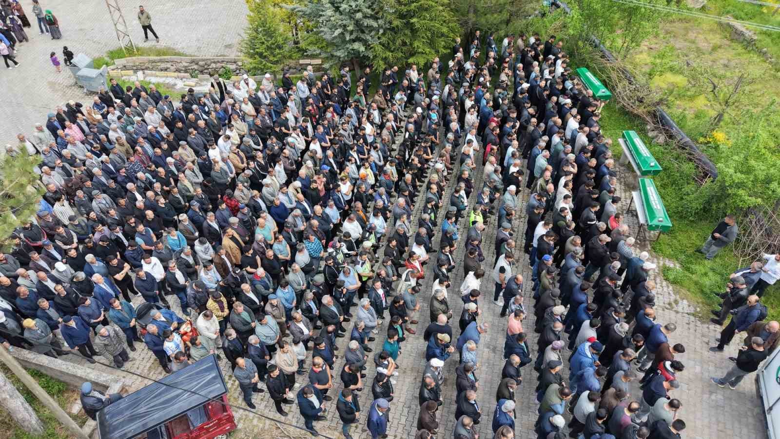 Su kuyusundaki temizlik faciasında ölen 3 kişi son yolculuğuna uğurlandı 7 su kuyusundaki temizlik faciasinda olen 3 kisi son yolculuguna ugurlandi 3 BYEqkaXy
