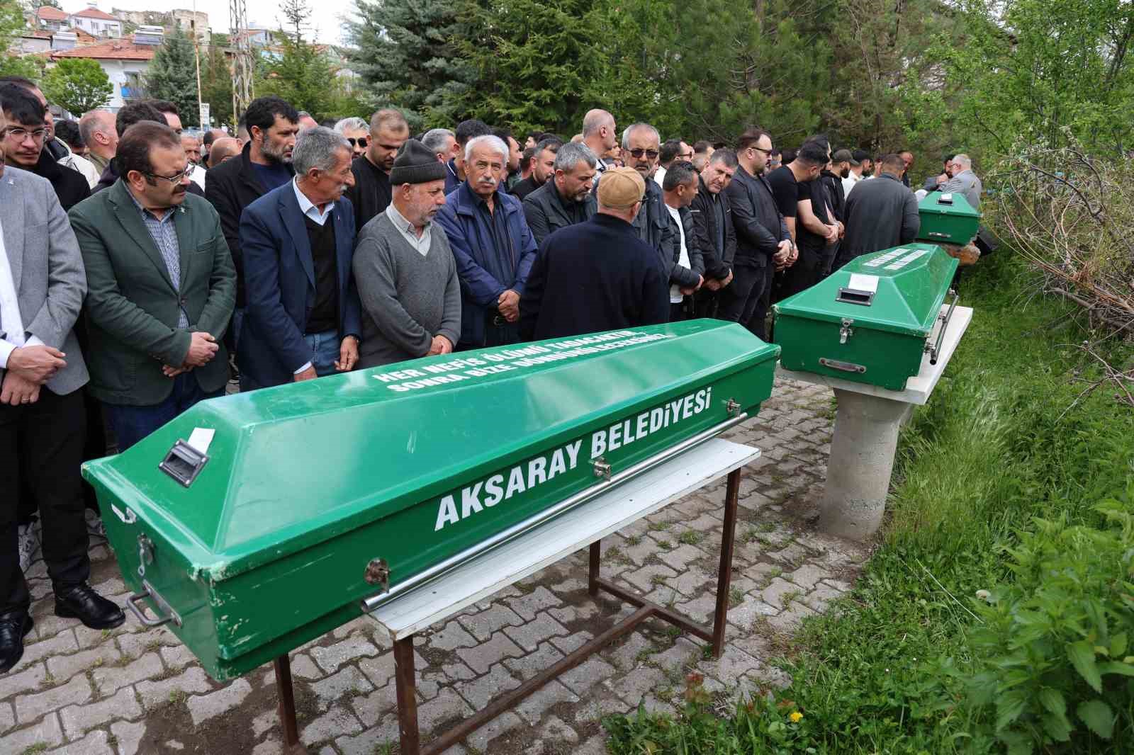 Su kuyusundaki temizlik faciasında ölen 3 kişi son yolculuğuna uğurlandı 8 su kuyusundaki temizlik faciasinda olen 3 kisi son yolculuguna ugurlandi 4 OG5QGkHp