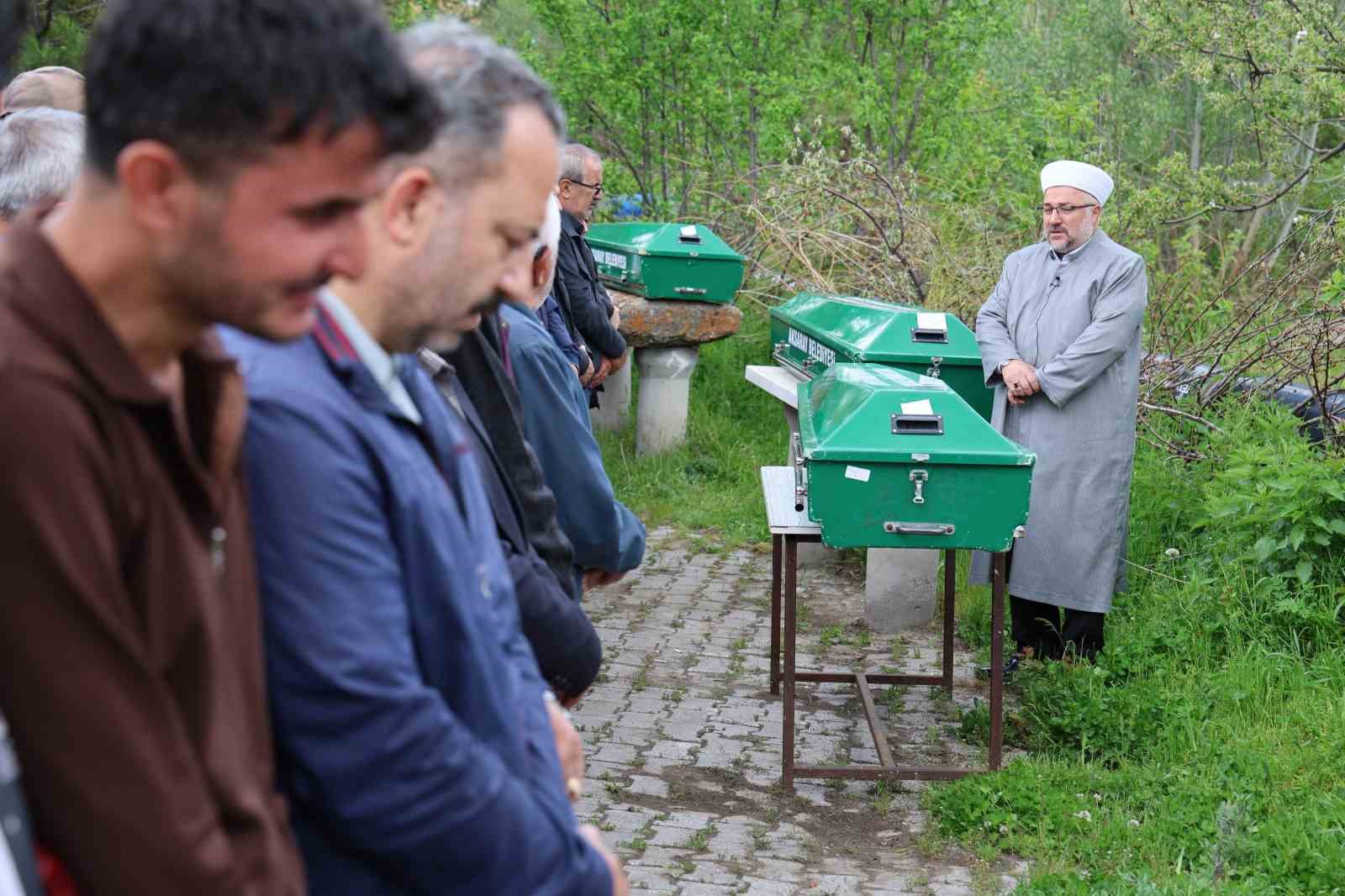 Su kuyusundaki temizlik faciasında ölen 3 kişi son yolculuğuna uğurlandı 9 su kuyusundaki temizlik faciasinda olen 3 kisi son yolculuguna ugurlandi 5 JMimHkjk