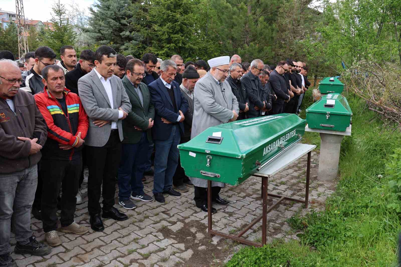 Su kuyusundaki temizlik faciasında ölen 3 kişi son yolculuğuna uğurlandı 10 su kuyusundaki temizlik faciasinda olen 3 kisi son yolculuguna ugurlandi 6 jCSwTqLE