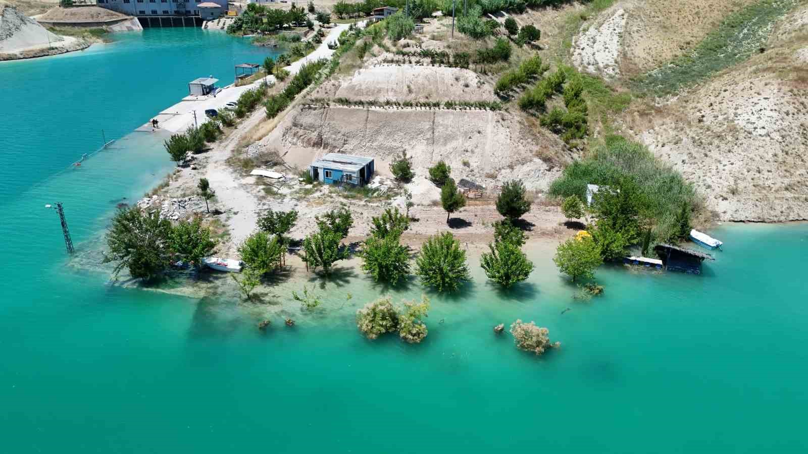 Su seviyesi yükselince Atatürk Barajı’ndaki adacıklar sular altında kaldı 6 su seviyesi yukselince ataturk barajindaki adaciklar sular altinda kaldi 2 8tSACn51