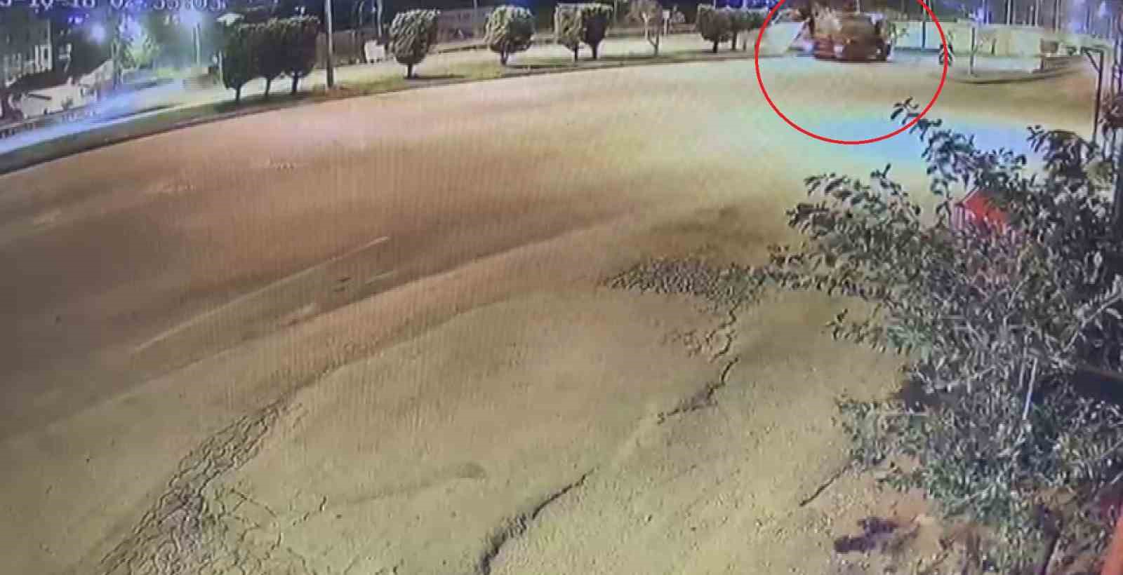 su tankerine carpan kamyonetin soforunun oldugu kaza ani kamerada 0 ttWsUXBm