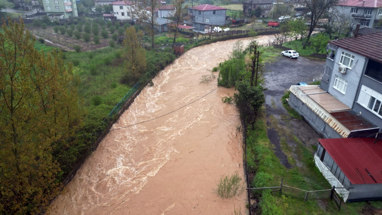 su taskini mahalleyi gole cevirdi tarim arazileri ev ve is yerleri sular altinda kaldi 4XI9GgYp