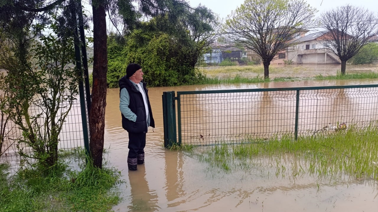 su taskini mahalleyi gole cevirdi tarim arazileri ev ve is yerleri sular altinda kaldi