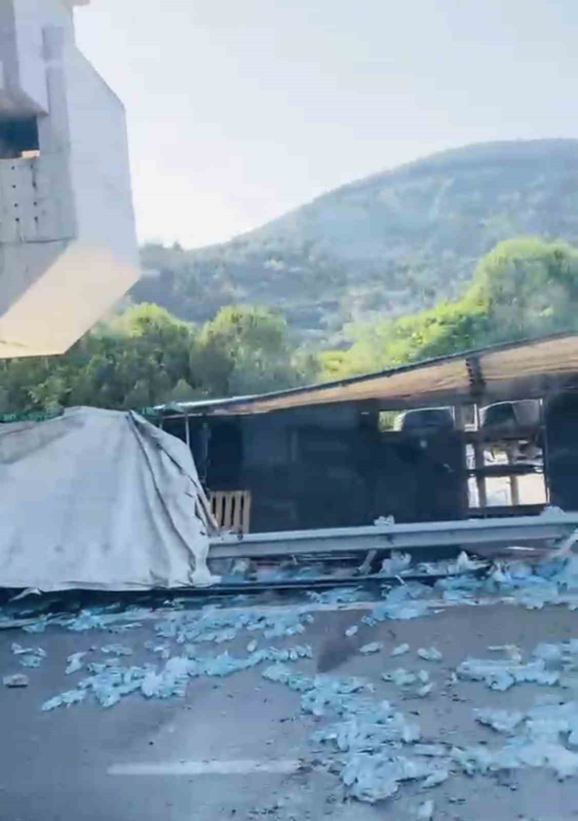 su yuklu tir hizli tren koprusu ayagina carpti surucu hayatini kaybetti 1 2QTgNuJm