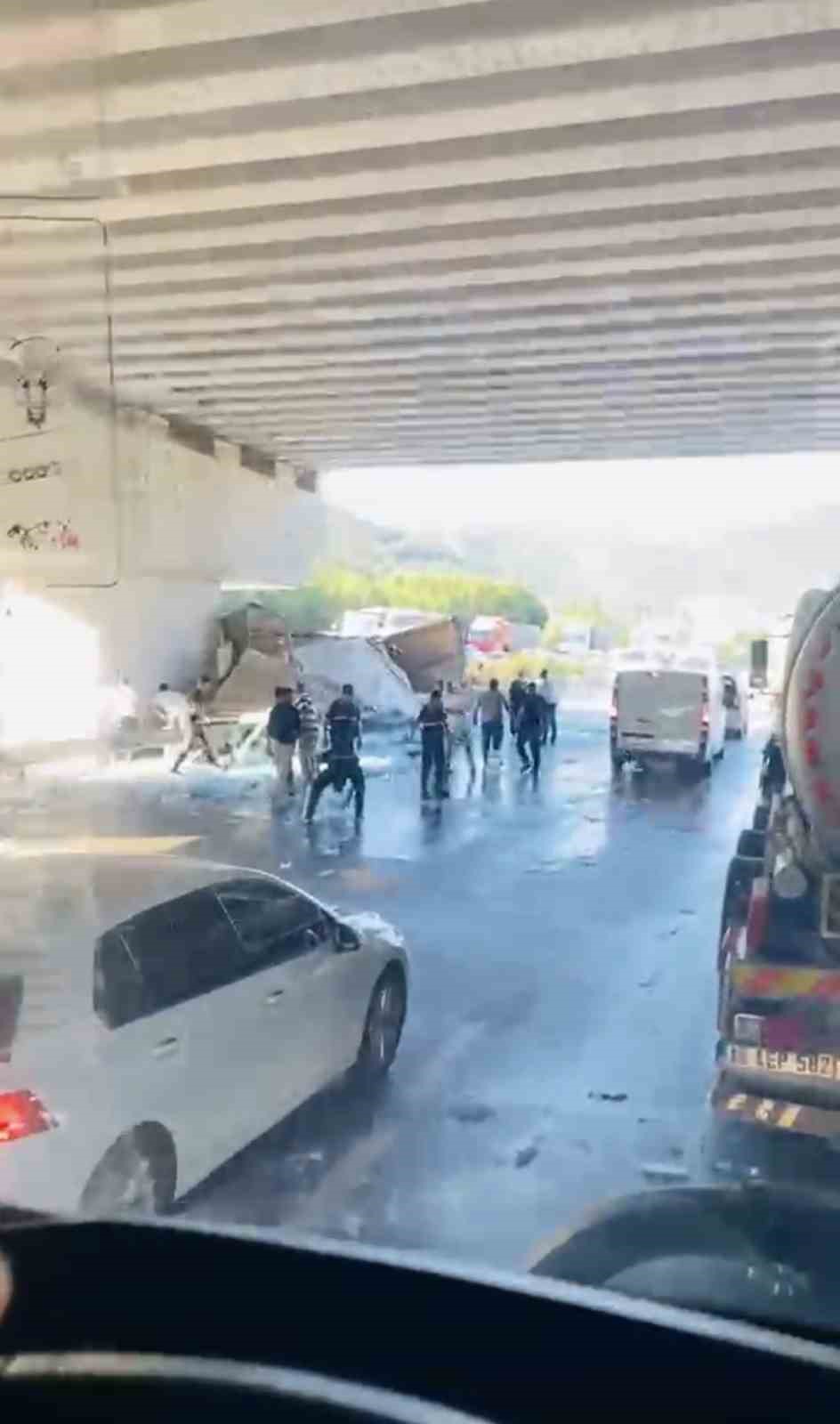 su yuklu tir hizli tren koprusu ayagina carpti surucu hayatini kaybetti 2 bMk7fljl