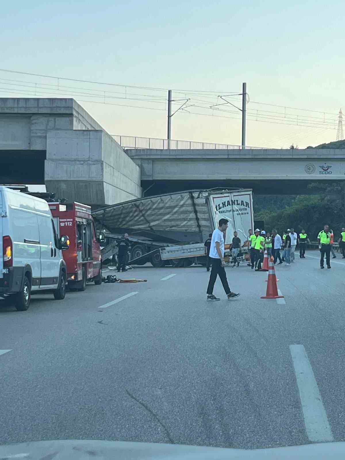 su yuklu tir hizli tren koprusu ayagina carpti surucu hayatini kaybetti 3 gfdKdPMA