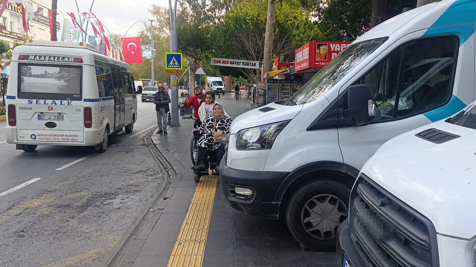 Şube önüne park eden PTT araçları engellilere yol vermedi, söylenenler çileden çıkardı 4 sube onune park eden ptt araclari engellilere yol vermedi soylenenler cileden cikardi 0 cXJw3KyM