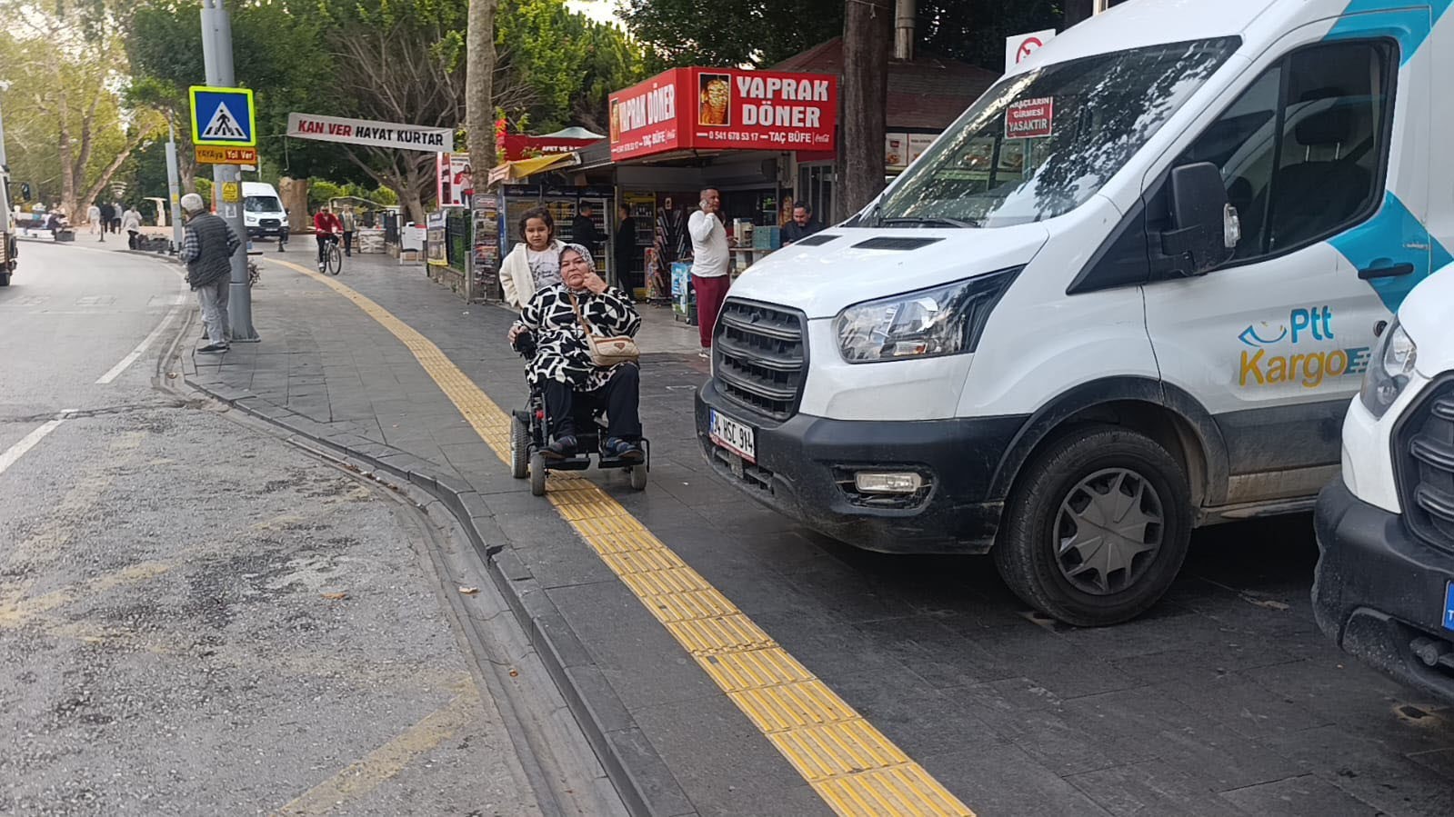 Şube önüne park eden PTT araçları engellilere yol vermedi, söylenenler çileden çıkardı 5 sube onune park eden ptt araclari engellilere yol vermedi soylenenler cileden cikardi 1 fl2UCfd7