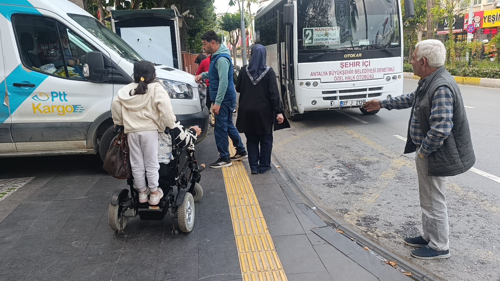 Şube önüne park eden PTT araçları engellilere yol vermedi, söylenenler çileden çıkardı 6 sube onune park eden ptt araclari engellilere yol vermedi soylenenler cileden cikardi 2 SB8DWCr7