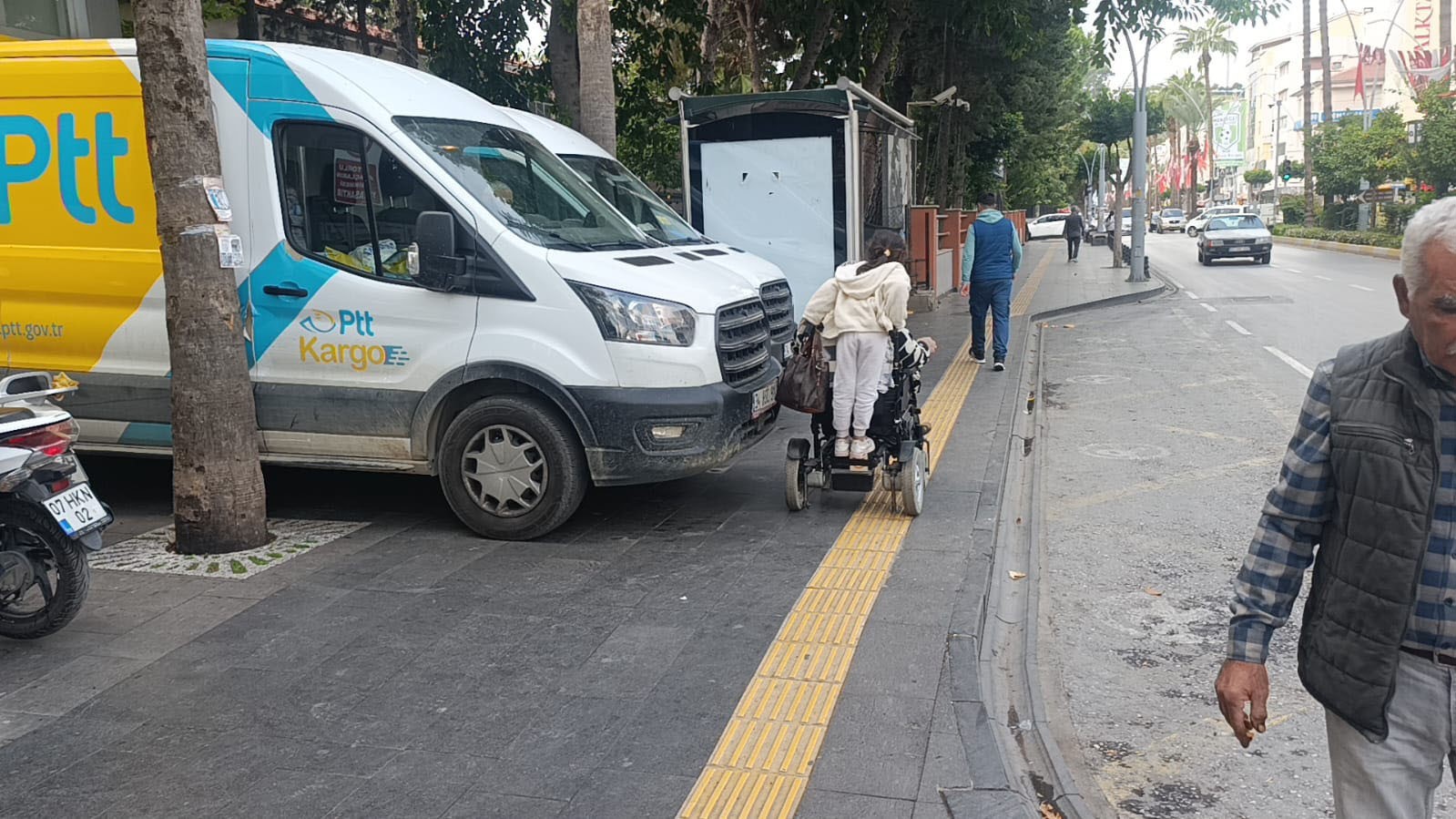 Şube önüne park eden PTT araçları engellilere yol vermedi, söylenenler çileden çıkardı 7 sube onune park eden ptt araclari engellilere yol vermedi soylenenler cileden cikardi 3 j2MArR7X
