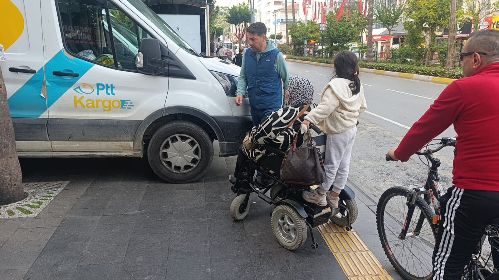 Şube önüne park eden PTT araçları engellilere yol vermedi, söylenenler çileden çıkardı 8 sube onune park eden ptt araclari engellilere yol vermedi soylenenler cileden cikardi 4 cr4Tb1nj