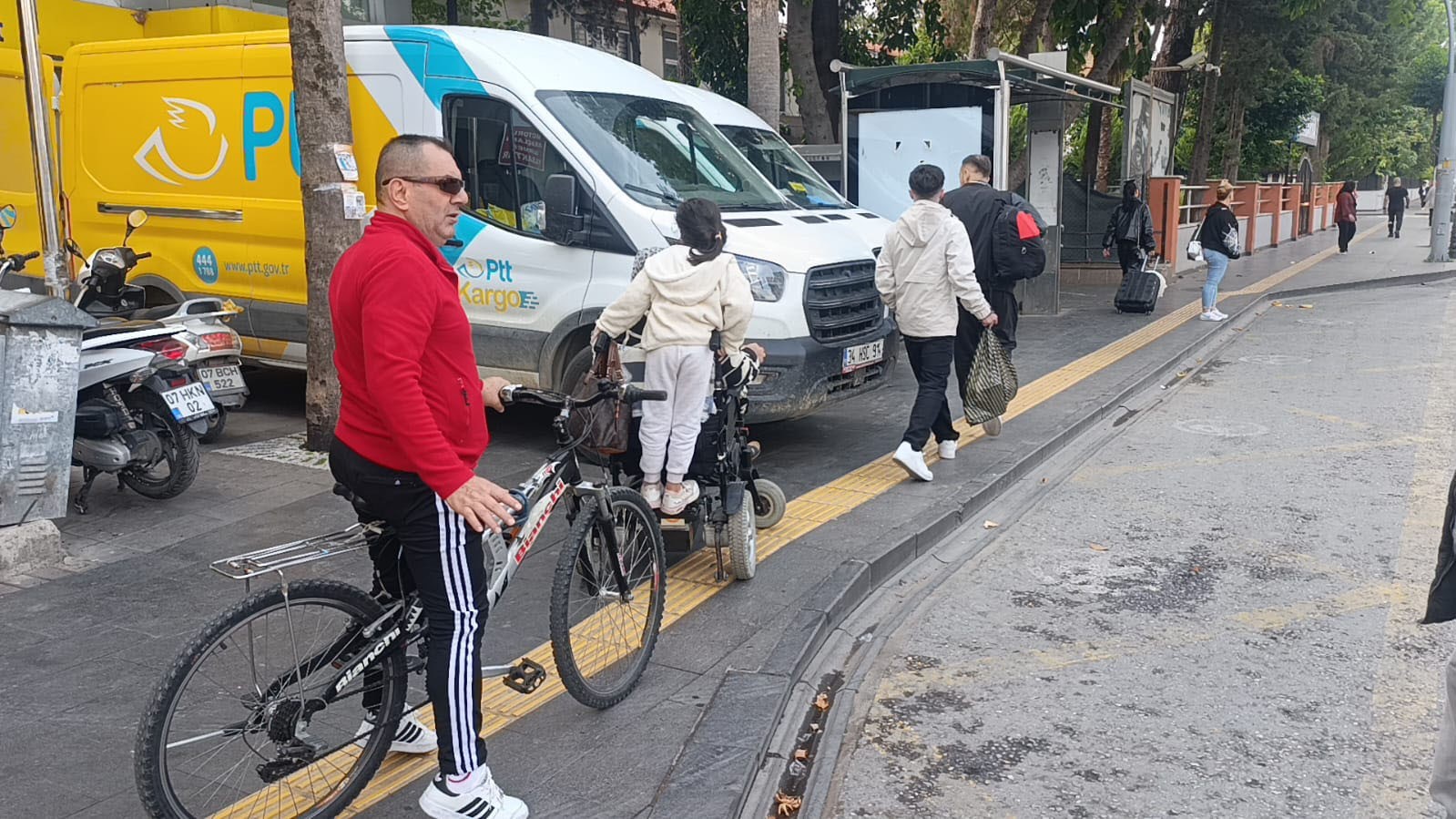 Şube önüne park eden PTT araçları engellilere yol vermedi, söylenenler çileden çıkardı 9 sube onune park eden ptt araclari engellilere yol vermedi soylenenler cileden cikardi 5 4PLXhAzZ