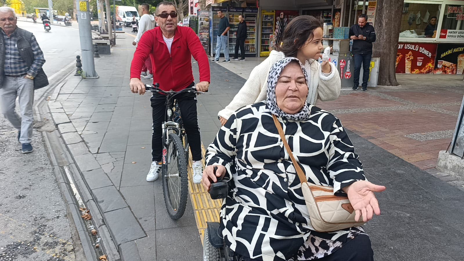 Şube önüne park eden PTT araçları engellilere yol vermedi, söylenenler çileden çıkardı 11 sube onune park eden ptt araclari engellilere yol vermedi soylenenler cileden cikardi 7 PKF5CG7p