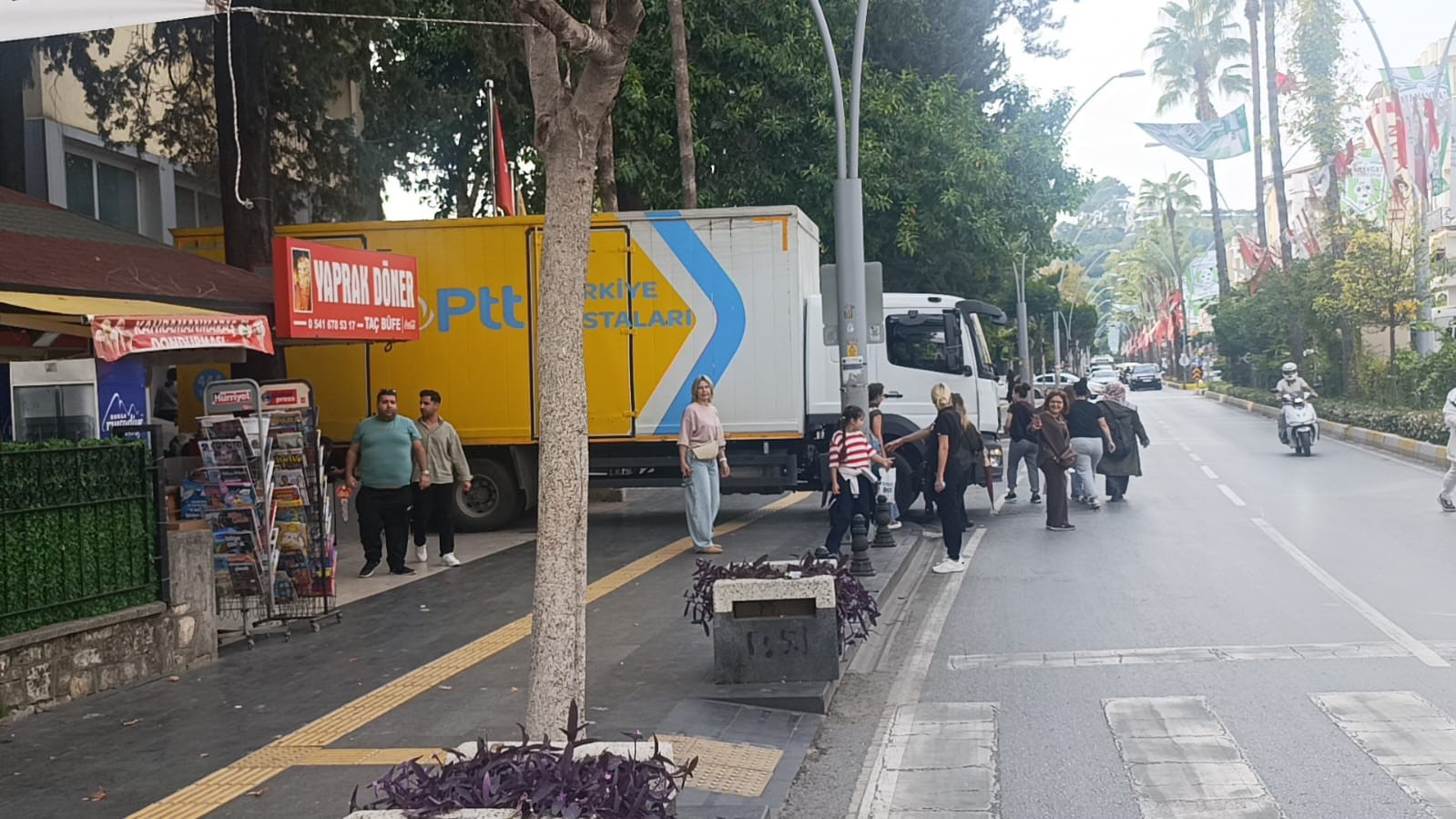 Şube önüne park eden PTT araçları engellilere yol vermedi, söylenenler çileden çıkardı 12 sube onune park eden ptt araclari engellilere yol vermedi soylenenler cileden cikardi 8 5TsCZ2m8