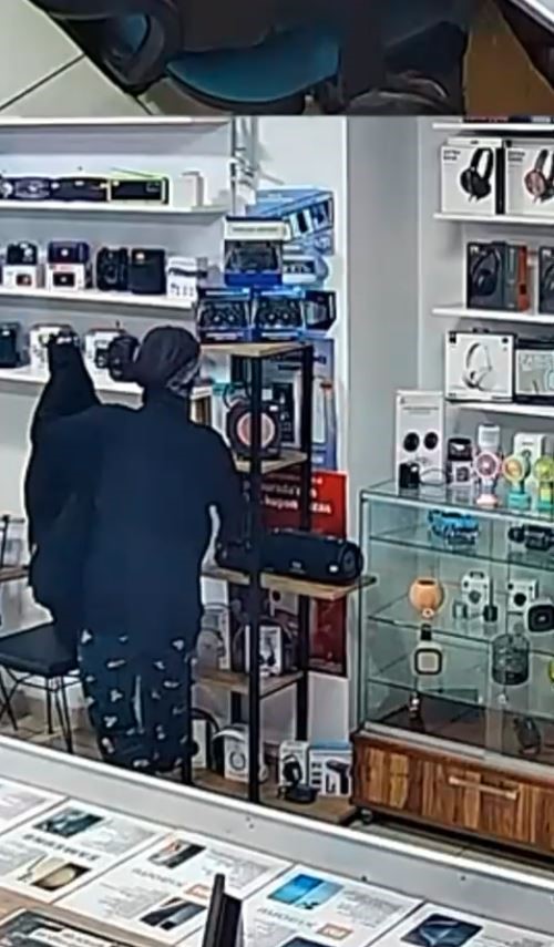 Suç makinesi kadın daha fazla kaçamadı: Hırsızlık anları kameraya yansıdı 5 suc makinesi kadin daha fazla kacamadi hirsizlik anlari kameraya yansidi 1 eFZCKif2