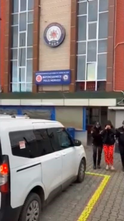 Suç makinesi kadın daha fazla kaçamadı: Hırsızlık anları kameraya yansıdı 6 suc makinesi kadin daha fazla kacamadi hirsizlik anlari kameraya yansidi 2 NTRNuWUJ
