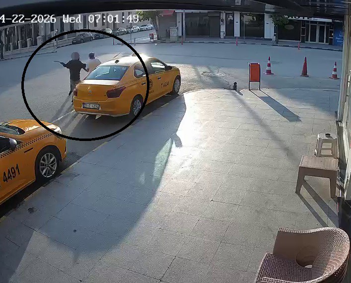 suc makinesi onune geleni satirla yaraladi o anlar kameraya yansidi 0 Jb8iqLis