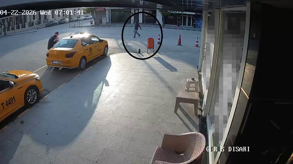 suc makinesi onune geleni satirla yaraladi o anlar kameraya yansidi 1 AYaLYzXg