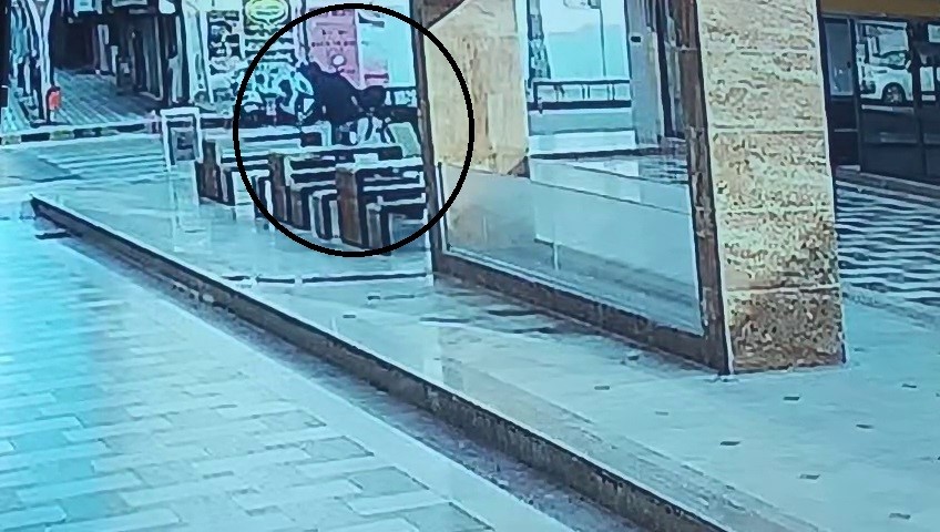 suc makinesi onune geleni satirla yaraladi o anlar kameraya yansidi 3 qw6ldJbQ